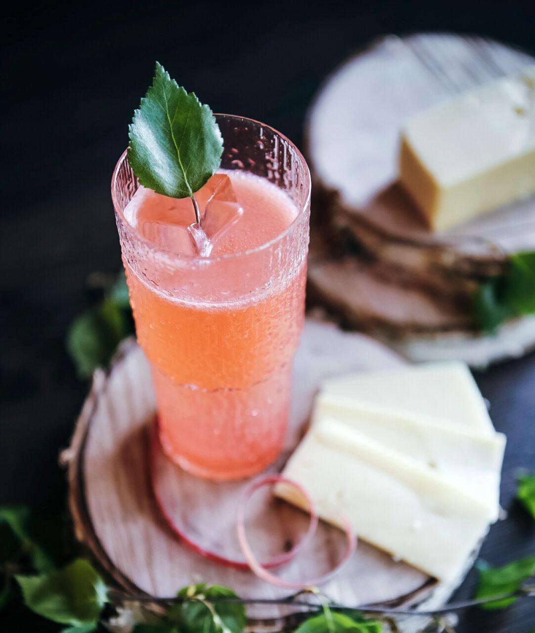 Mansikka-raparperidrinkki